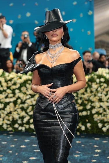 المجوهرات الفاخرة تتحول إلى حديث حفل Met Gala  لعام 2025 والقلادات المرصعة بالألماس والأحجار الكريمة تتصدر المنافسة بين النج